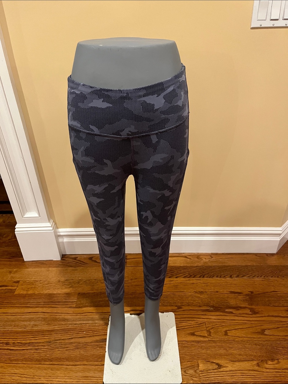 Athleta Gray Camo Capri Leggings size women XSP